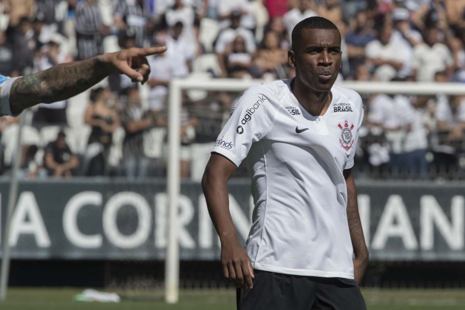 O zagueiro Marllon atuando diante o Grmio, na Arena Corinthians