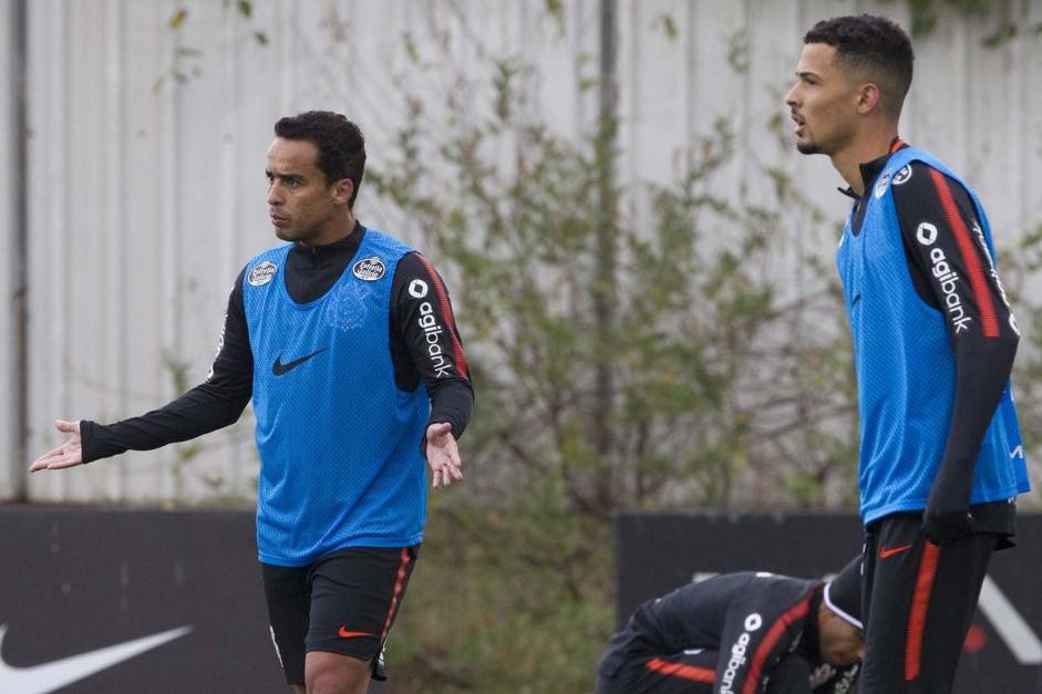 Jadson e Léo Santos durante o último treino antes de enfrentar o Cruzeiro, em partida amistosa