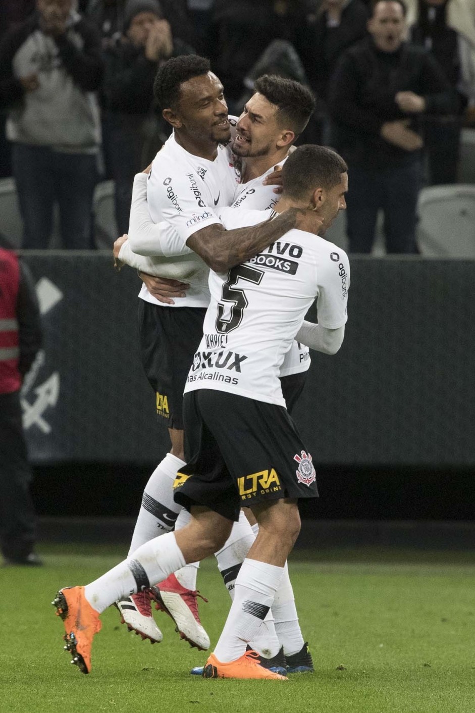 Paulo Roberto comemora seu gol contra o Cruzeiro no amistoso