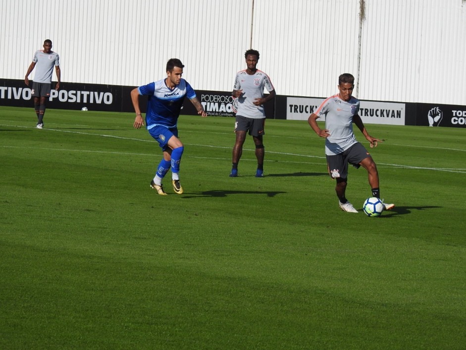 Renê Júnior e Pedrinho durante o jogo-treino contra o São Caetano, no CT