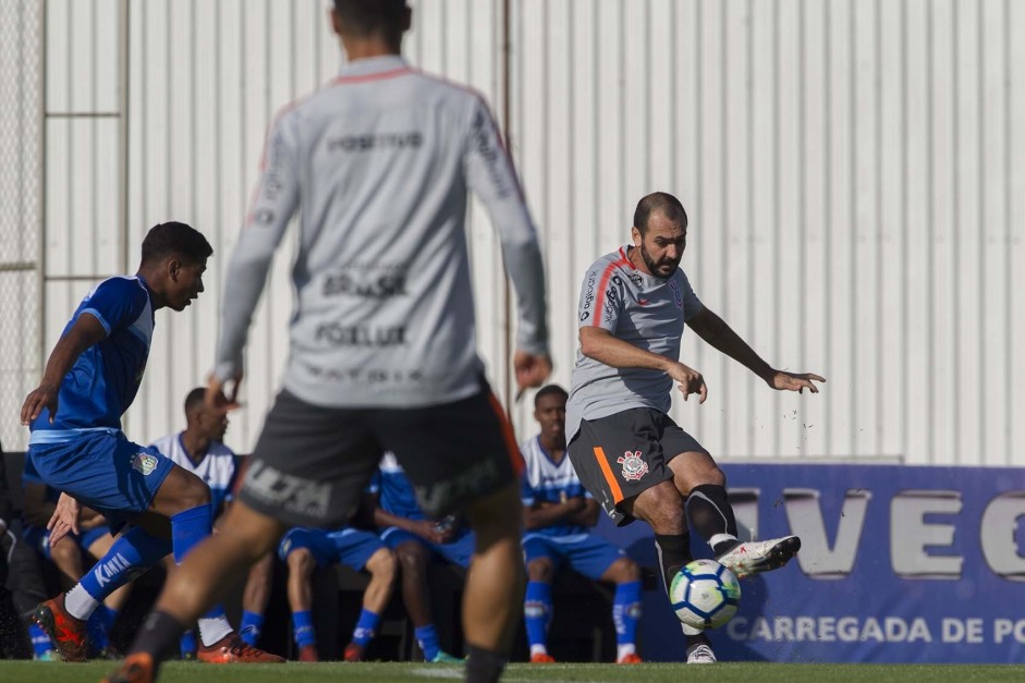 Danilo durante jogo-treino contra o So Caetano