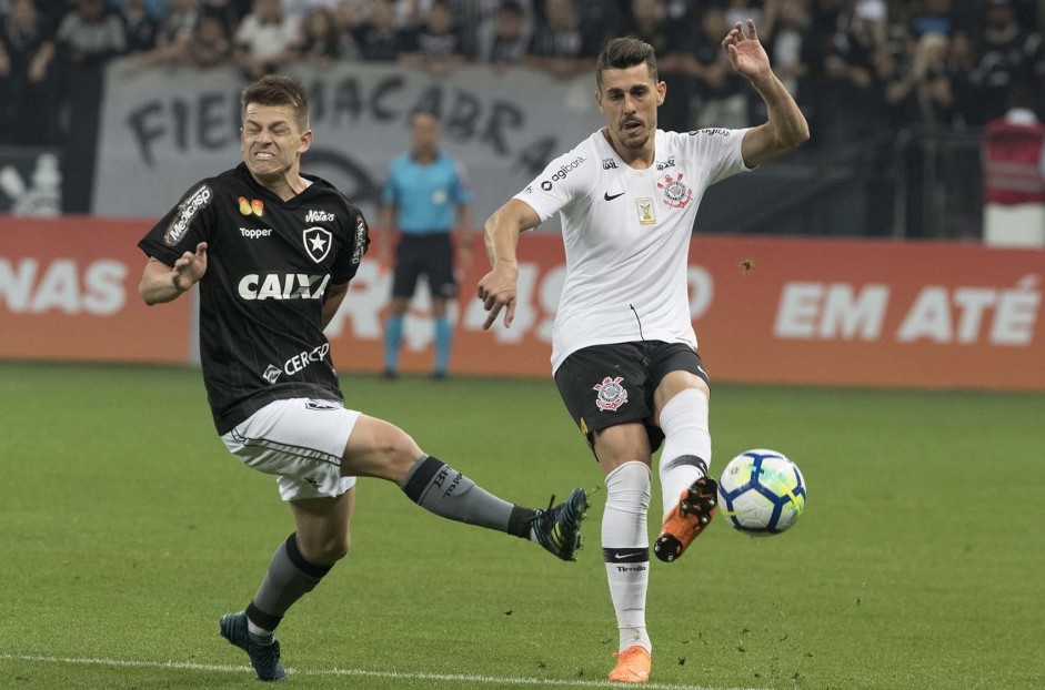 Danilo Avelar em jogada durante partida contra o Botafogo, na Arena Corinthians