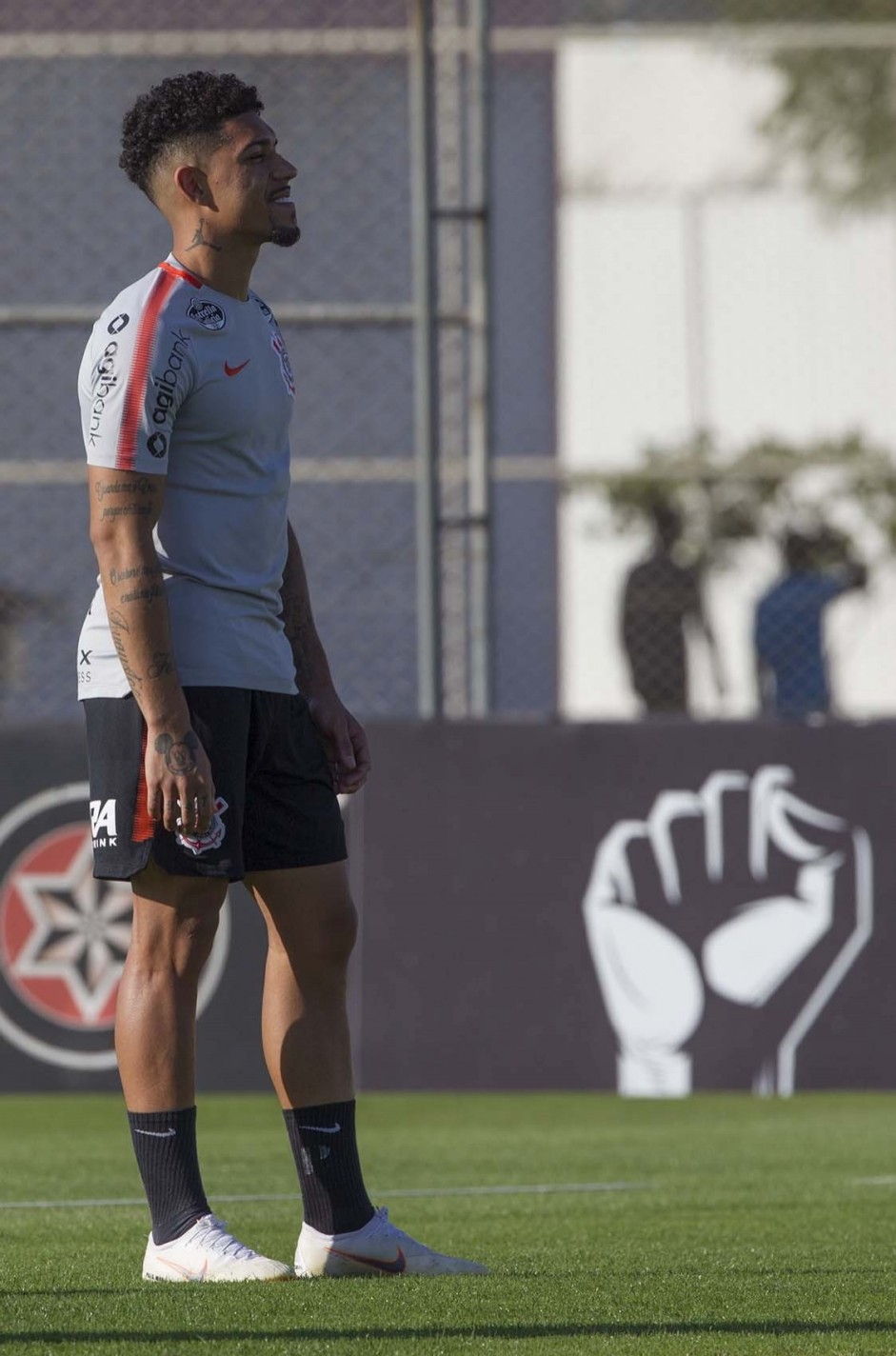 Douglas fez seu primeiro treino como jogador do Corinthians