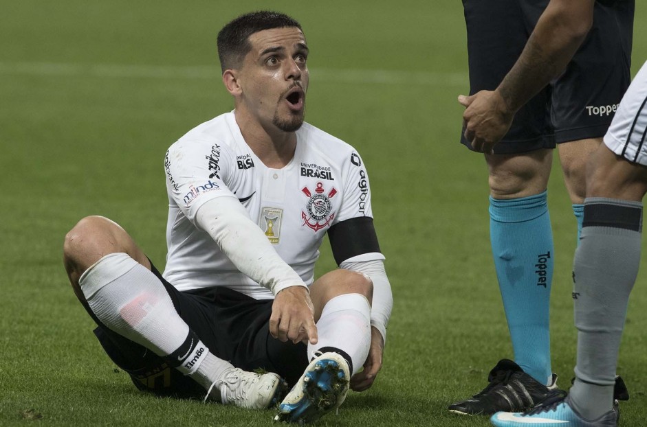 Fagner durante jogo contra o Botafogo, na Arena Corinthians, pelo Campeonato Brasileiro