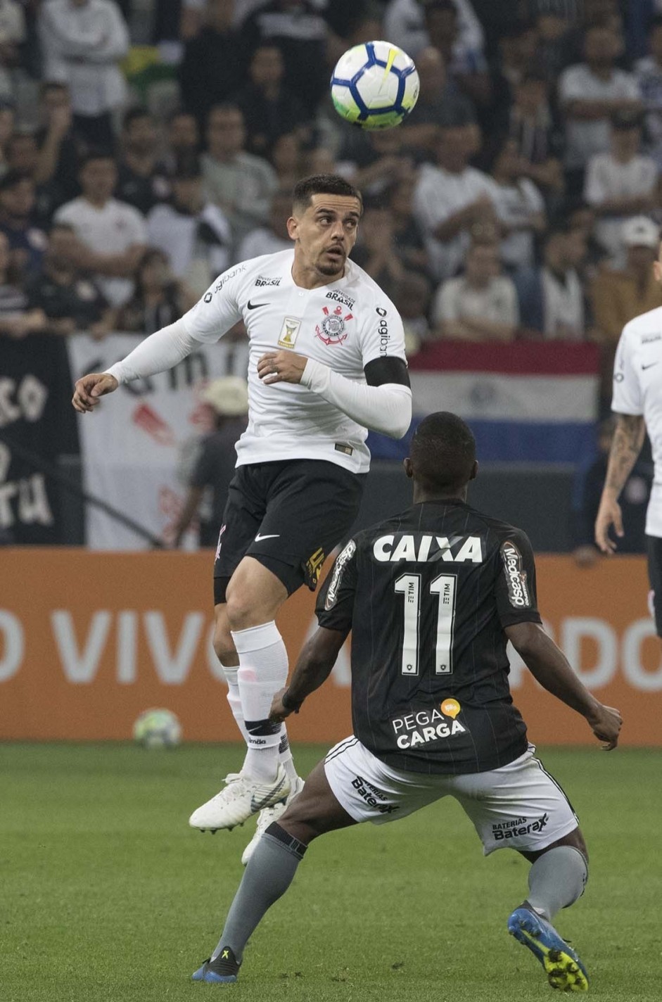 Fagner em jogada aérea contra o Botafogo, na volta do Campeonato Brasileiro