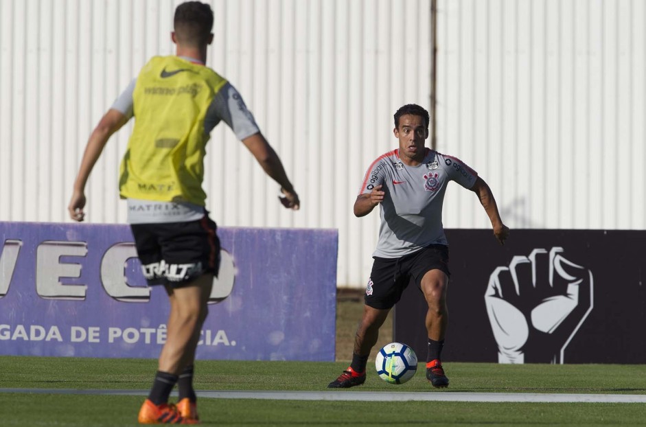 Jadson durante treino de reapresentação do Corinthians no CT Joaquim Grava