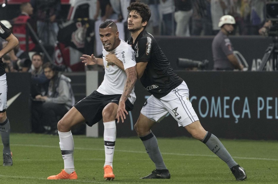 Jonathas sendo marcado durante jogo contra o Botafogo, na Arena Corinthians