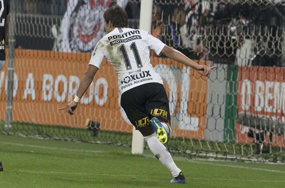 O atacante Romero comemorando seu gol contra o Botafogo, na Arena Corinthians