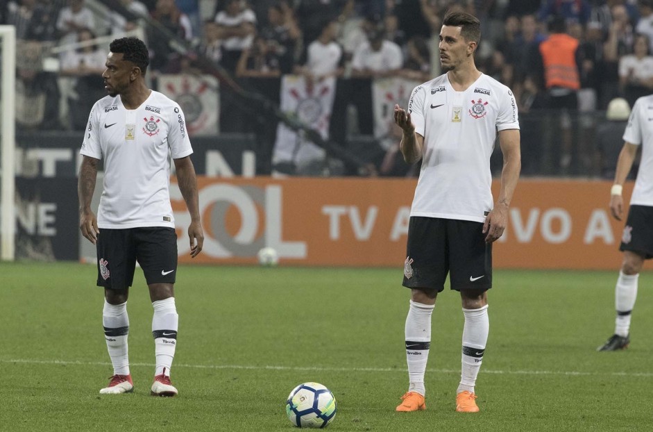 Paulo Roberto e Danilo Avelar durante jogo contra o Botafogo, na Arena Corinthians