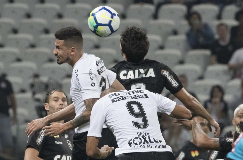 Pedro Henrique e Roger em jogada aérea contra o Botafogo, na Arena Corinthians