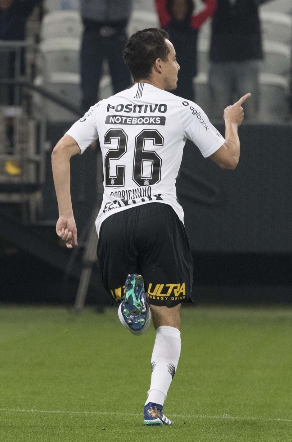 Rodriguinho acertou um lindo gol contra o Botafogo, na Arena Corinthians