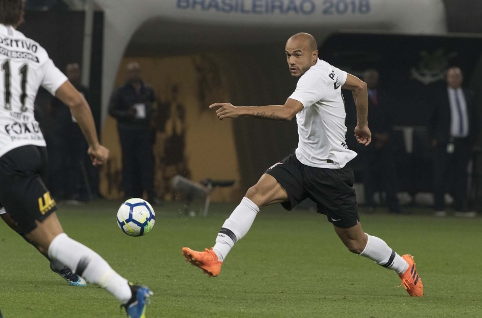 Roger atuando contra o Botafogo, na Arena Corinthians