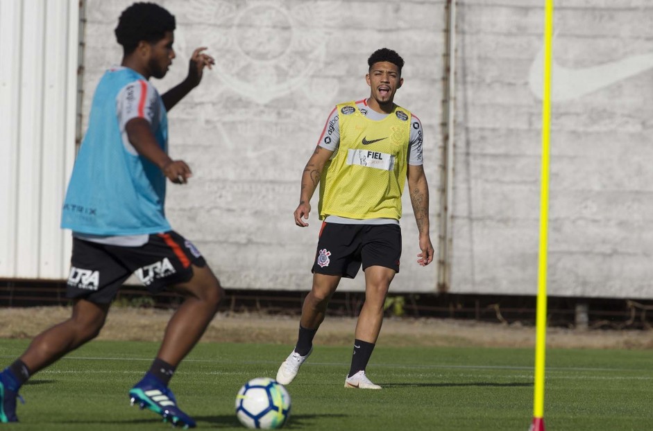 Volante Douglas já participou da atividade do dia no CT Joaquim Grava