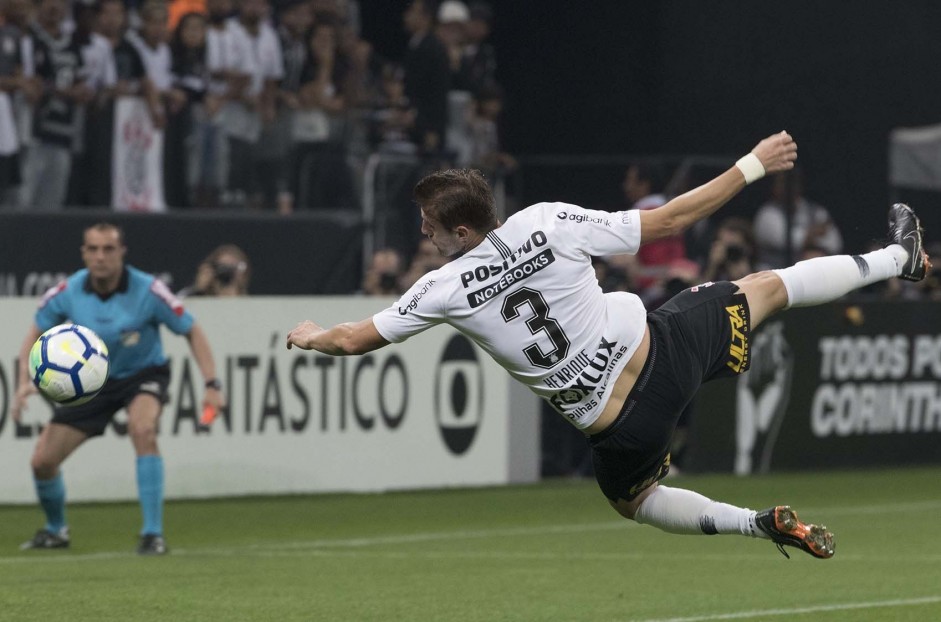 Zagueiro Henrique durante partida contra o Botafogo, na Arena Corinthians