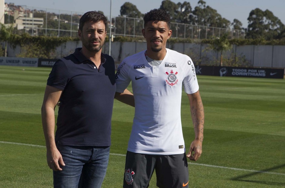 Apresentação do recém contratado Douglas