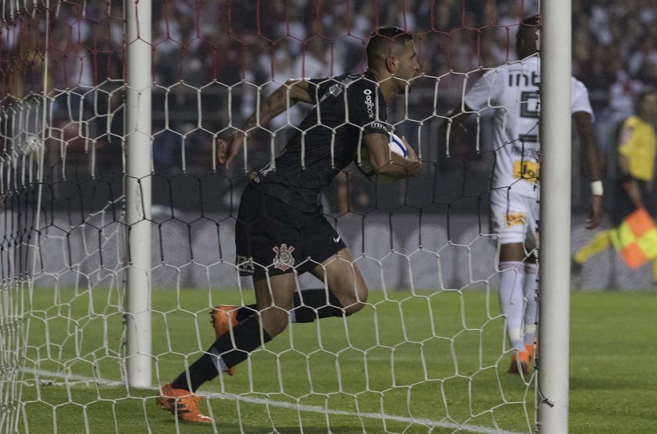 Atacante Jonathas anotou o único gol corinthiano no clássico contra o São Paulo