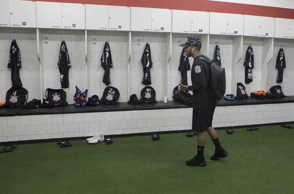 Clayson se prepara para o clssico contra o So Paulo, no vestirio do Morumbi