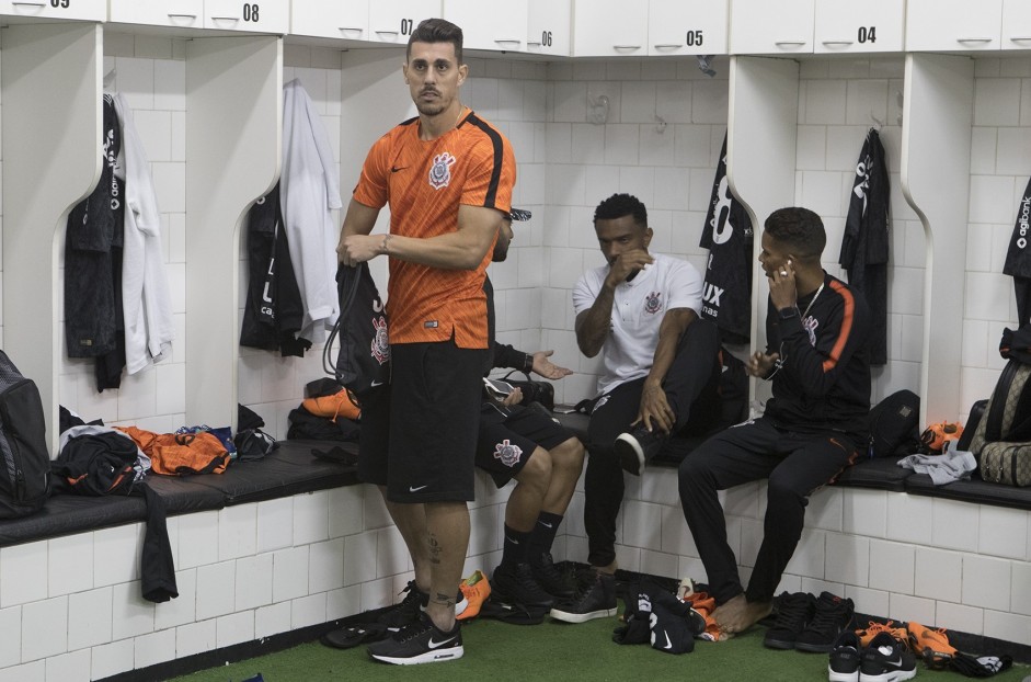 Danilo Avelar no vestiário do Morumbi antes do jogo contra o São Paulo