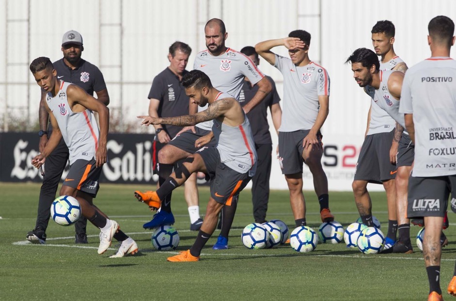 Jogadores durante o ltimo treino antes do jogo contra o So Paulo, no Morumbi