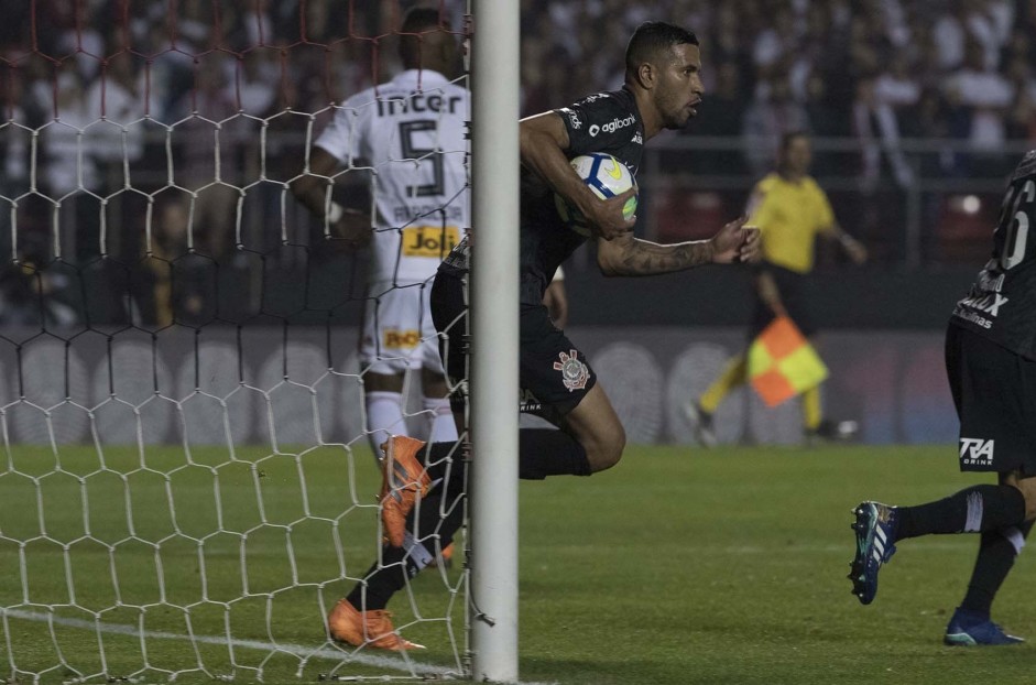 Jonathas anotou seu primeiro gol como jogador do Corinthians diante o São Paulo