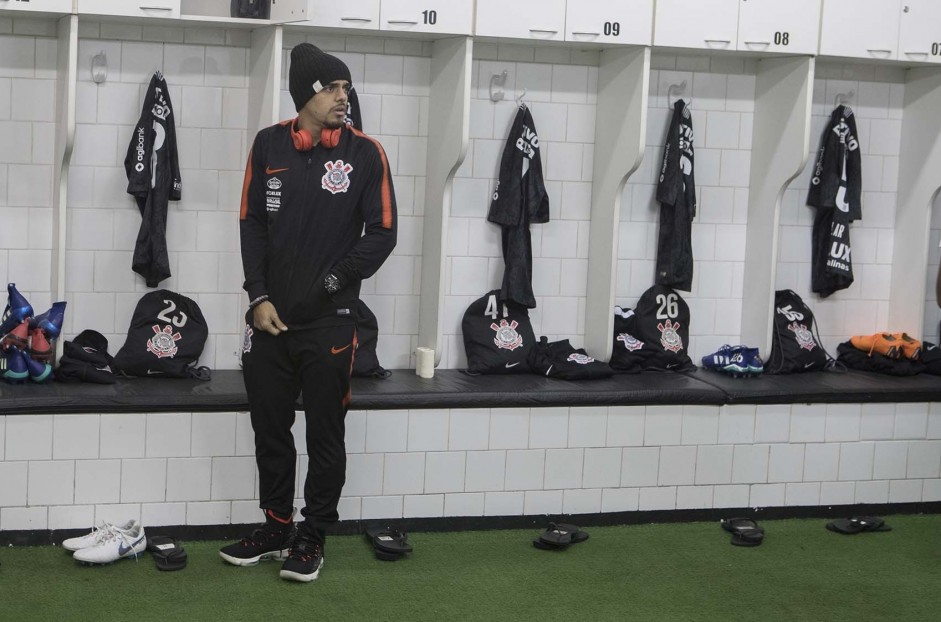 Lateral Fagner no vestirio do Morumbi antes do jogo contra o So Paulo