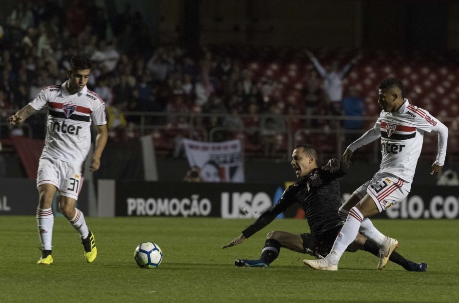 Rodriguinho em jogada contra o São Paulo, pelo Campeonato Brasileiro, no Morumbi