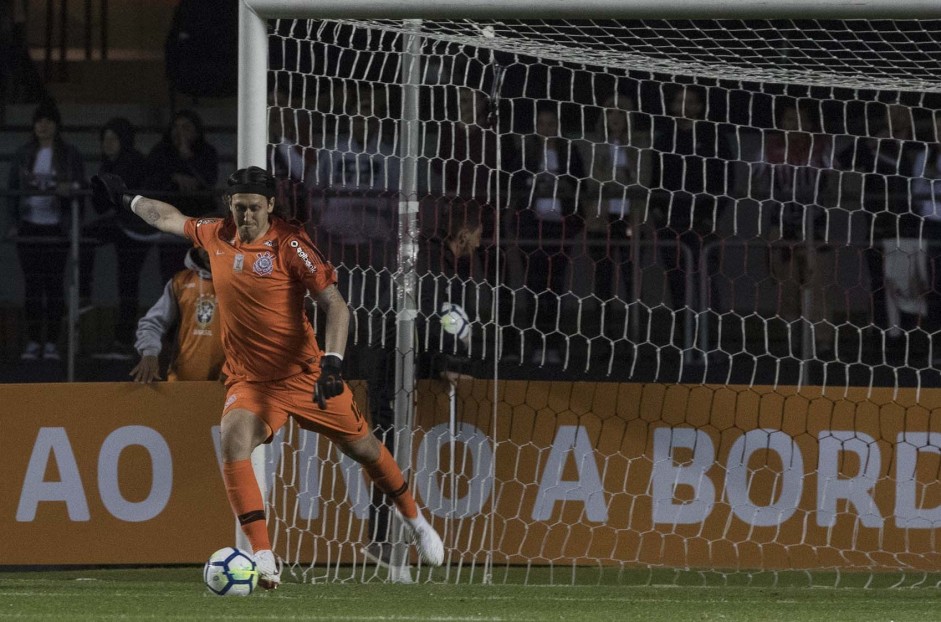 Cássio durante jogo contra o São Paulo, no estádio Morumbi, pelo Brasileirão