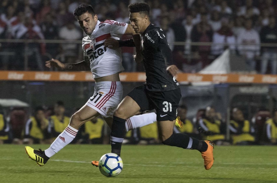 Marquinhos Gabriel em jogada durante partida contra o São Paulo, no Morumbi