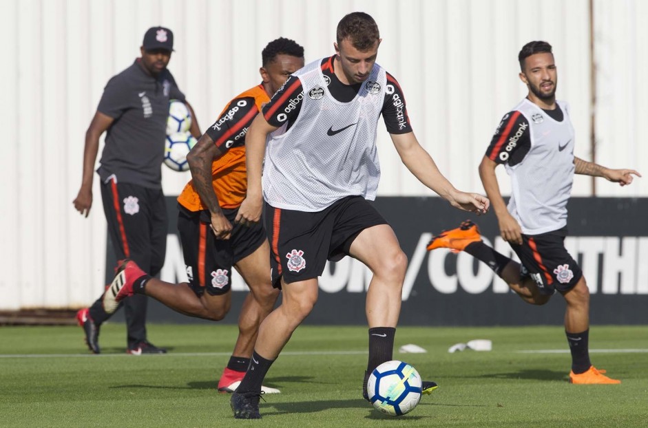 Carlos Augusto inicia clssico diante do So Paulo entre os titulares