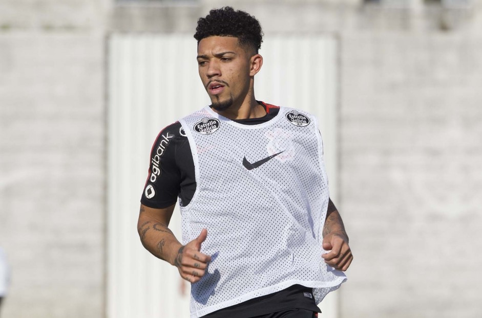 Douglas, volante recém contratado, no treinamento de hoje no CT Joaquim Grava