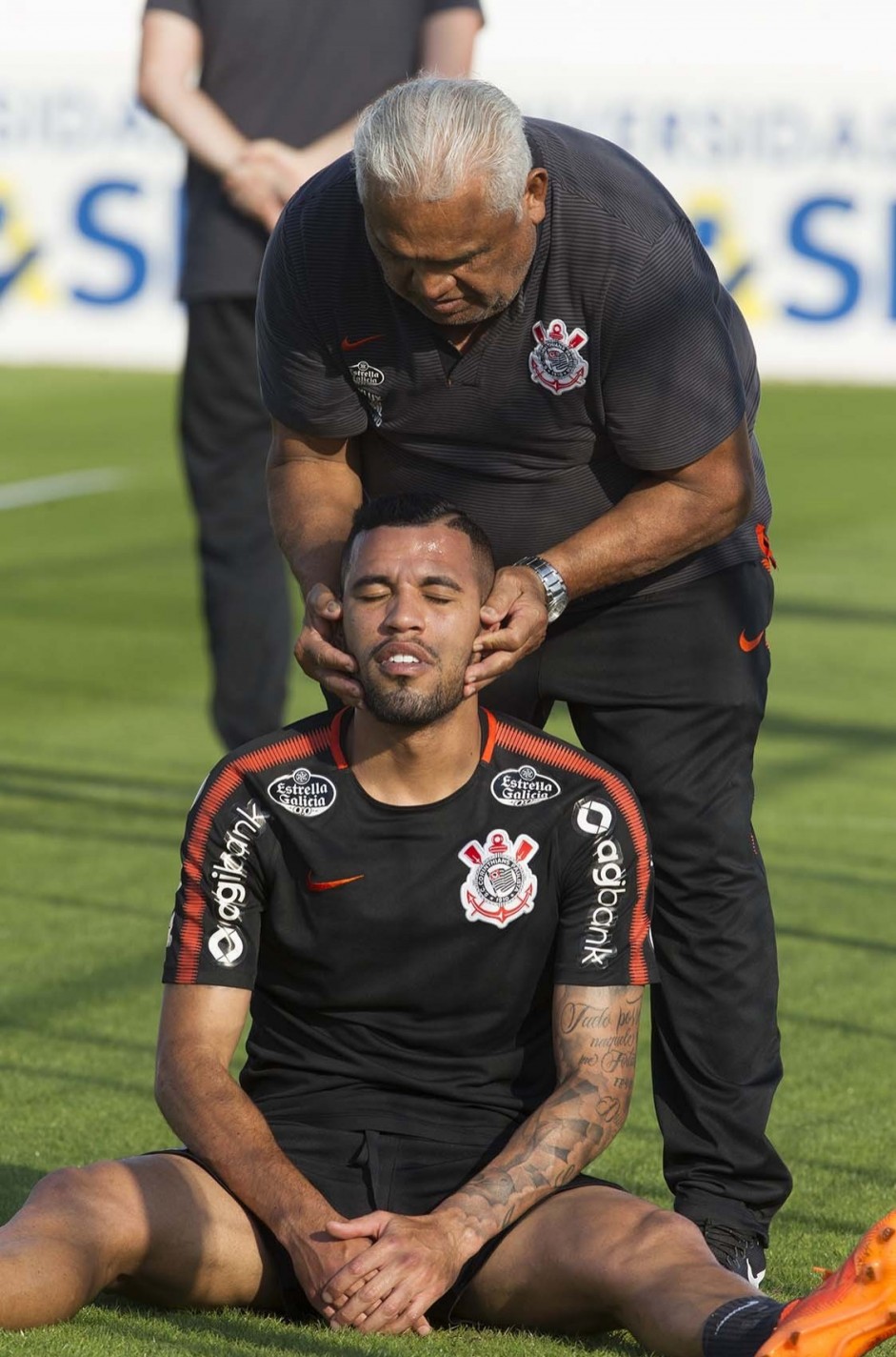 Jonathas  atendido durante o treinamento de hoje no CT Joaquim Grava