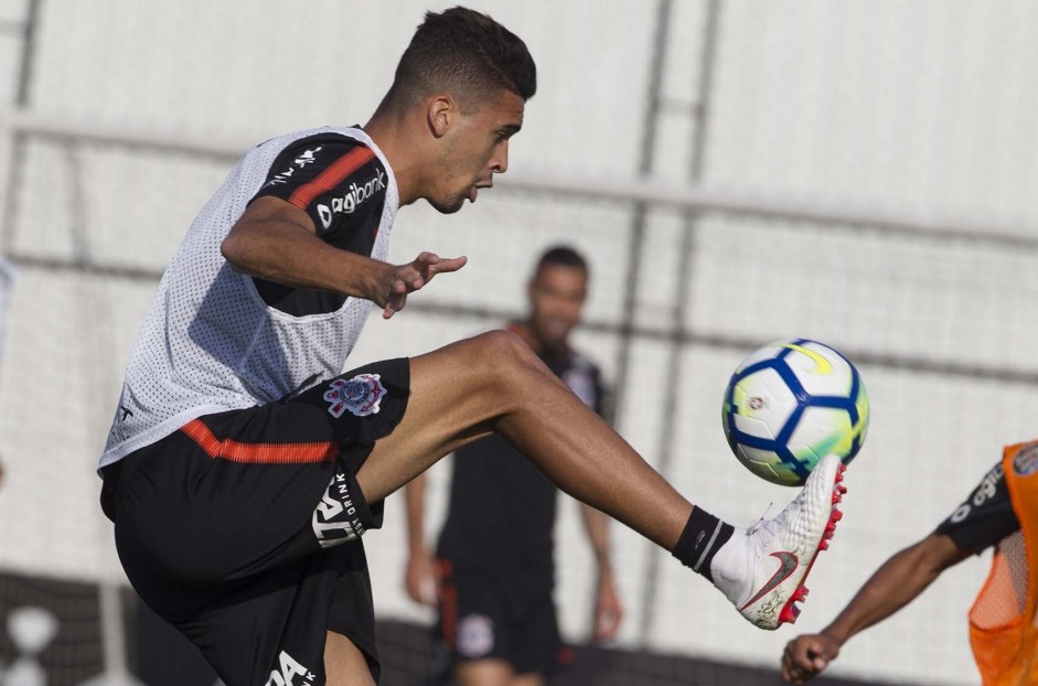 Léo Santos durante o treino desta segunda-feira no CT Joaquim Grava