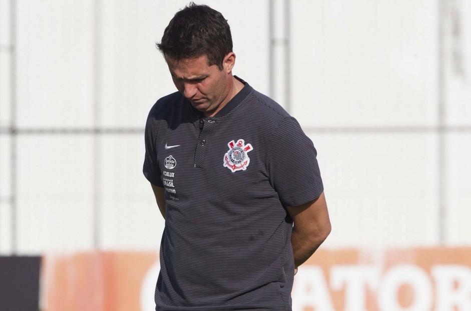 Osmar Loss tenta arrumar o time durante o treino de reapresentação no CT Joaquim Grava