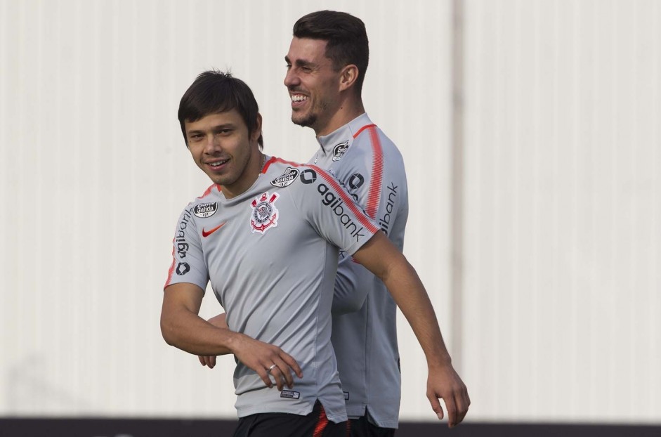 Romero e Danilo Avelar no treinamento desta terça-feira; Último antes do jogo contra o Cruzeiro