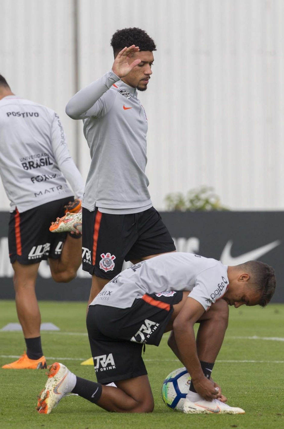 Volante Douglas e menino Pedrinho no treino desta tera-feira no CT