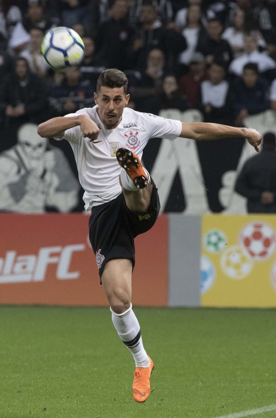 Danilo Avelar no jogo contra o Cruzeiro, na Arena Corinthians, pelo Brasileiro