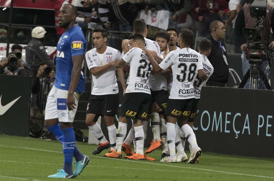 Elenco comemora com Romero um dos seus gols contra o Cruzeiro, na Arena Corinthians