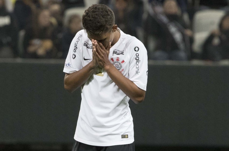 Garoto Pedrinho durante jogo contra o Cruzeiro, na Arena Corinthians