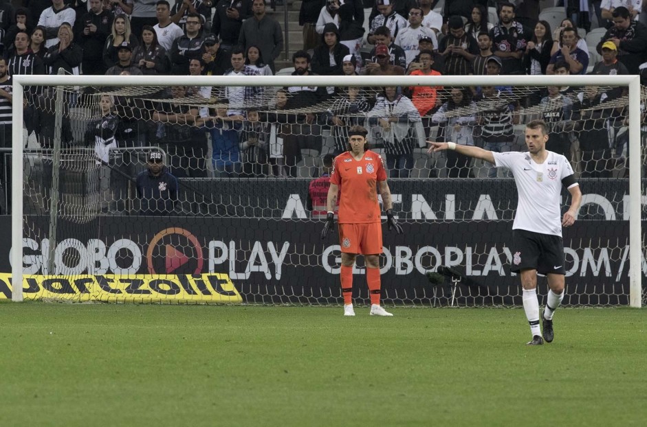 Goleiro Cssio e zagueiro Henrique durante jogo contra o Cruzeiro, pelo Campeonato Brasileiro