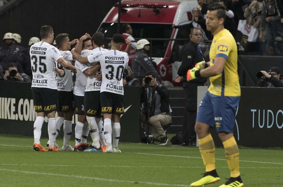 Jogadores comemoram o gol do paraguaio Romero, contra o Cruzeiro