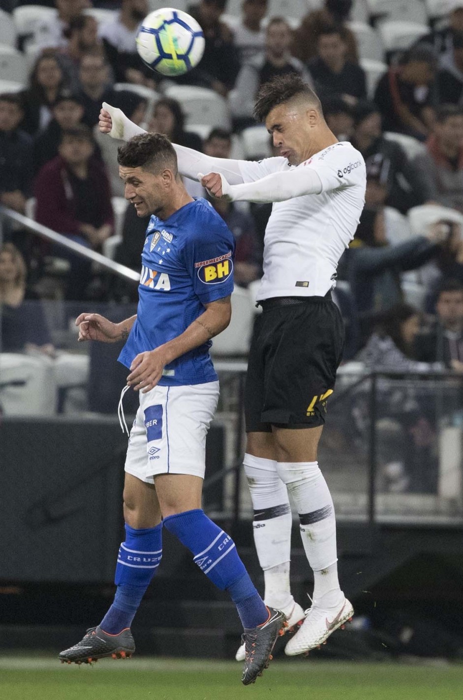 Léo Santos durante jogo contra o Cruzeiro, na Arena Corinthians, pelo Brasileirão