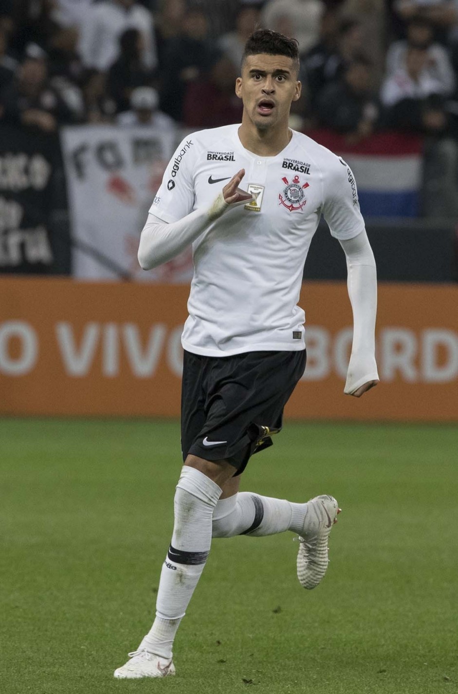 Léo Santos teve chance na zaga corinthiana durante partida contra o Cruzeiro