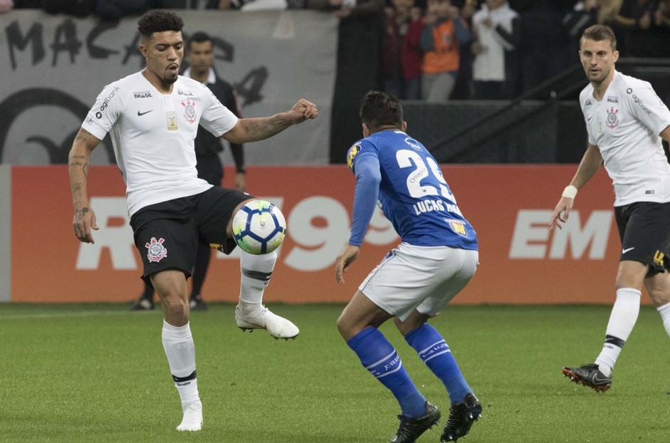 Douglas fez sua estreia com a camisa do Corinthians diante do Cruzeiro, na Arena