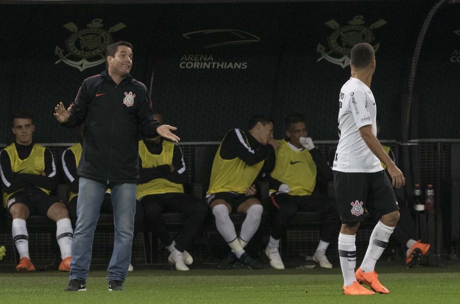 Osmar Loss passa instruções ao time durante partida contra o Cruzeiro, na Arena Corinthians