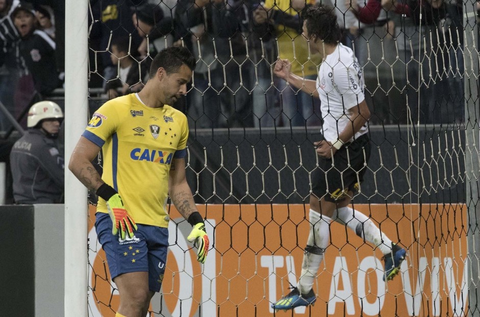 Romero comemora um dos seus dois gols contra o Cruzeiro, na Arena Corinthians