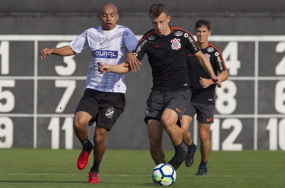 Jogadores no jogo-treino desta quinta