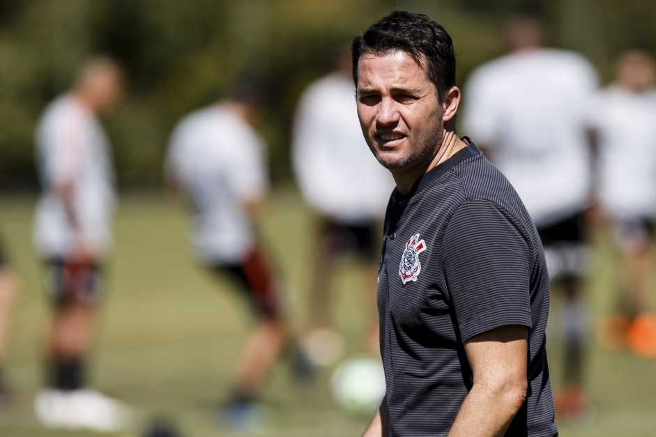 Tcnico Osmar Loss durante o treino desta manh no CT do Brasiliense