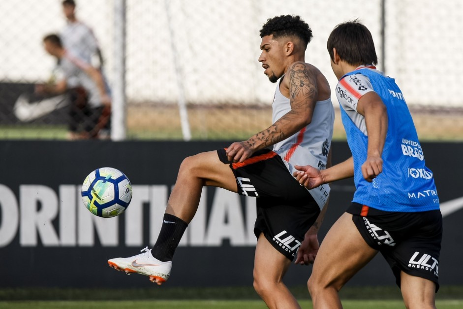 Volante Douglas e atacante Romero no último treino da equipe em São Paulo