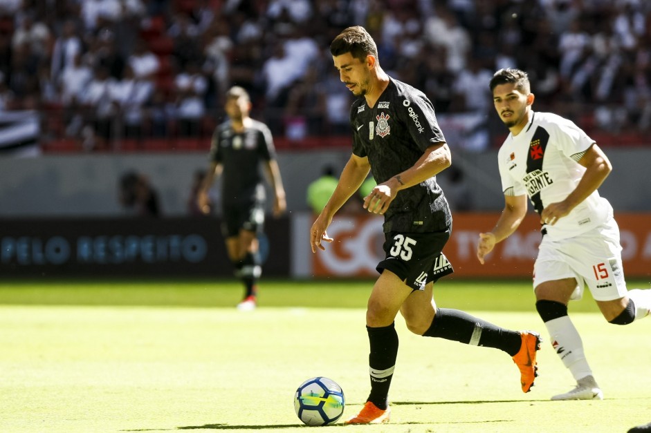 Danilo Avelar durante jogo contra o Vasco, no estdio Man Garrincha, em Braslia