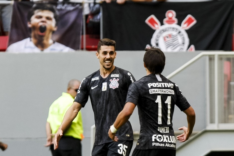 Danilo Avelar e Romero comemoram o gol do paraguaio contra o Vasco